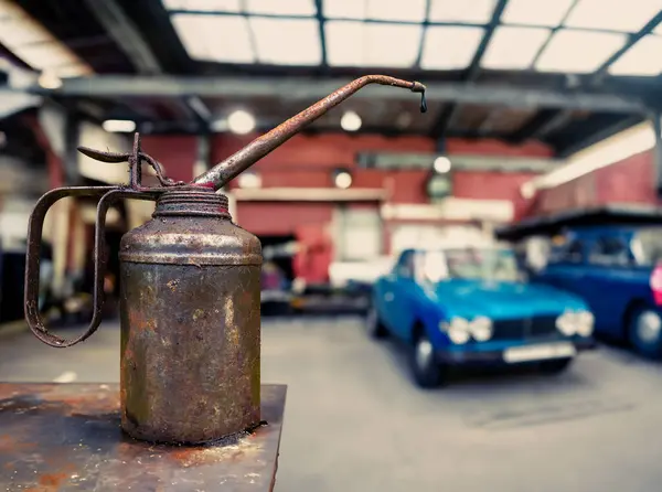 Grungy Rusty는 빈티지 자동차와 공간을 자동차 수리점에서 Oil의 물방울으로 있습니다 스톡 사진