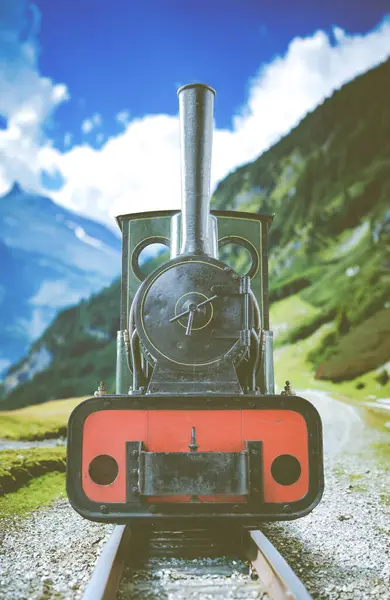 Vintage Keskeny Nyomtávú Gőzmozdony Vonat Svájci Alpokban Stock Fotó