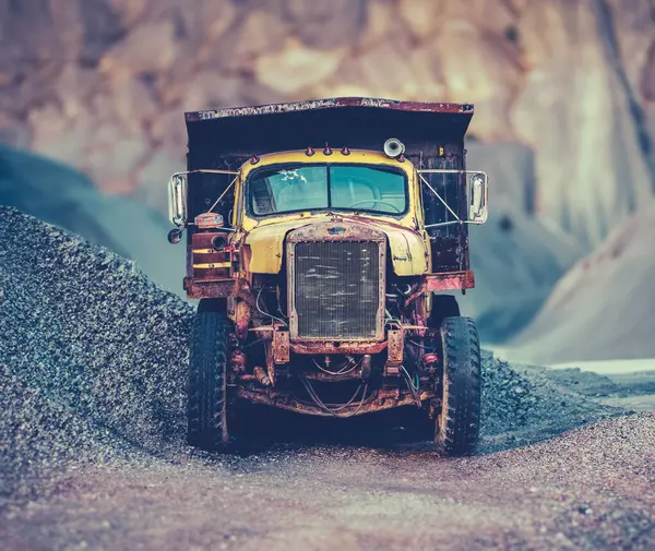 Quarryの錆ついた古いダンプ トラックの重工業イメージ ストック写真