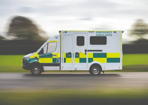 Ein Britischer Krankenwagen Eilt Einem Notfall Auf Dem Land Stockbild