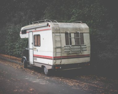 Grungy Old Campervan (ya da karavan ya da eğlence aracı) Bir yol kenarına park edilmiş