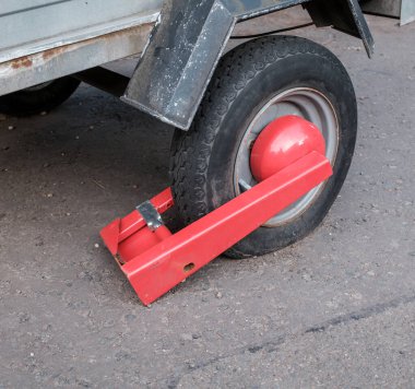Hırsızlığı önlemek için römorkta kırmızı tekerlek kıskacı.