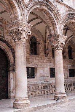Hırvatistan 'ın Dubrovnik kentindeki Tarihi Kilisenin Süslü Taş Sütunları ve Kemerleri