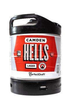 SwINDON, İngiltere - 22 Haziran 2023: Beyaz arka planda Camden Hells 'in Mükemmel Taslak 6L Fıçısı