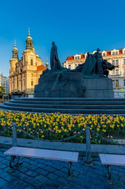 Çek Cumhuriyeti Prag 'daki Old Town Square' de Aziz Nicolas Kilisesi ve Jan Hus Anıtı