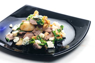 Sığır eti, ıspanak, fasulye ve mavi peynir karışımı.