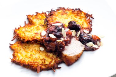 Krep ile servis edilen bademli tatlı soslu et.