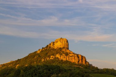 Üzüm bağı olan Solutre Kayası, Burgundy, Solutre-Pouilly, Fransa