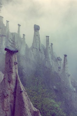 Platten Dünya Piramitleri (Erdpyramiden - Piramidi di di Plata) Percha ve Bruneck yakınlarında, Güney Tyrol, İtalya