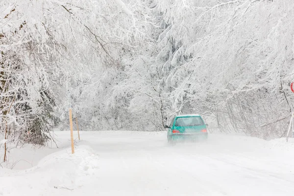 Zielony Samochód Śnieżnej Drodze Góry Orlickie Czechy — Zdjęcie stockowe
