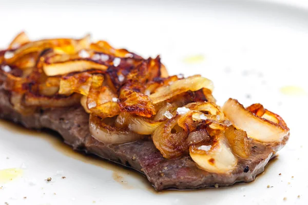 Steak Bedeckt Mit Karamellisierten Zwiebeln — Stockfoto
