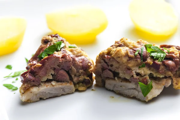 Schweinefleisch Mit Roten Bohnen Und Omelett Mit Kartoffeln Gebacken — Stockfoto