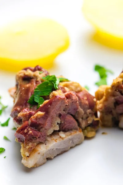 Mięso Wieprzowe Pieczone Czerwoną Fasolą Omlet Jajeczny Podawane Ziemniakami — Zdjęcie stockowe