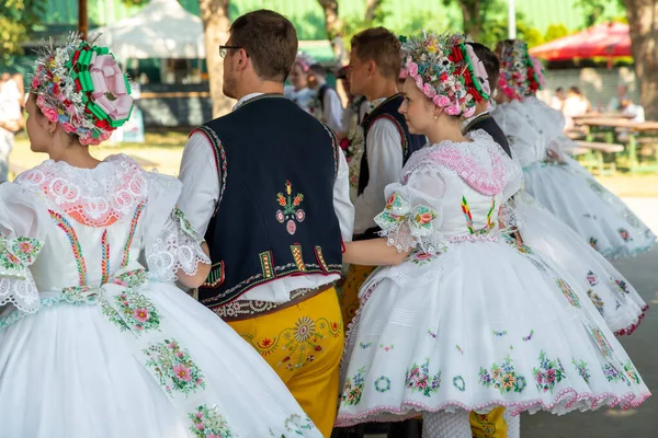 チェコ共和国ラクヴィツェ 2021年6月 祝いの美しい女性と男性のダンサー 伝統的なモラヴィアの饗宴 伝統的なモラヴィア民族衣装を着たパレードの若者たち — ストック写真