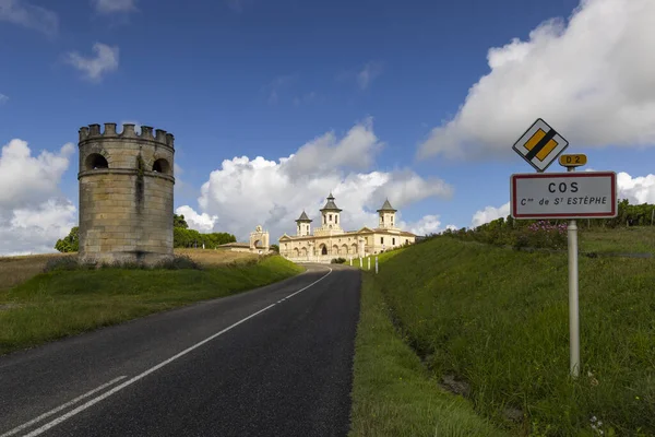 stock image Vineyards with Chateau Cos d'Estournel, Bordeaux, Aquitaine, France