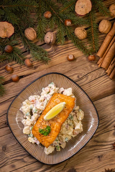 圣诞烤鲑鱼加土豆沙拉 — 图库照片