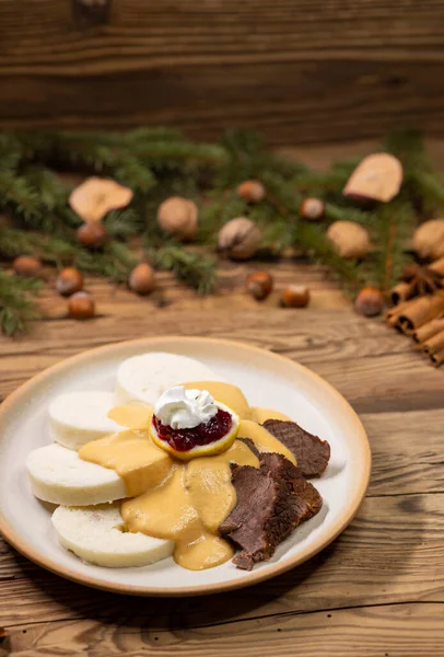 典型的なチェコ料理はクリスマスの時にスビコヴァと呼ばれ — ストック写真