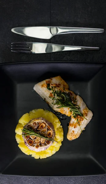 Ikan Kod Fillet Dengan Couscous Dan Bawang Putih Panggang — Stok Foto