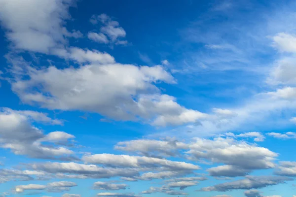 Céu Azul Com Nuvens Como Fundo — Fotografia de Stock