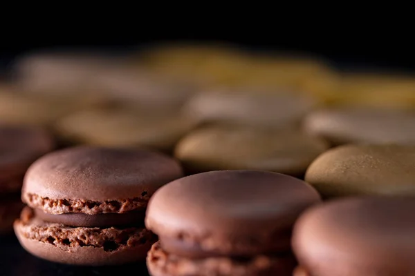 Schokolade Kaffee Vanille Zitrone Und Erdbeermakronen Auf Schwarzem Hintergrund — Stockfoto