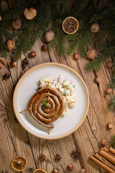 ポテトサラダ付きのクリスマスワインソーセージ — ストック写真