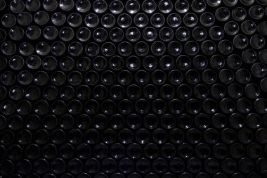 Güney Moravya Çek Cumhuriyeti şarap mahzeninde istiflenmiş şarap şişeleri alanı