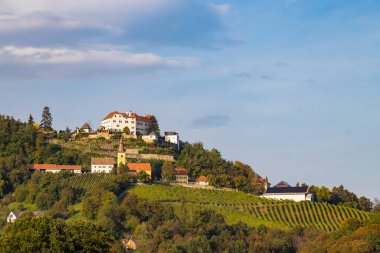 Bağlı Kapfenstein kalesi ve kilisesi, Styria, Avusturya