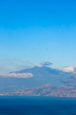 manzara sabah güneşiyle aydınlandı Reggio di Calabria yakınlarında Sicilya adası ve İtalya 'nın Etna Dağı ile