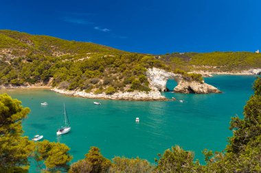 Vieste yakınlarındaki Arco di San Felice, Ulusal Park Gargano, Apulia, İtalya