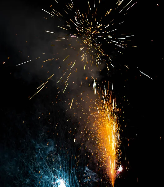 Fajerwerki Wieczornym Niebie Podczas Obchodów Nowego Roku — Zdjęcie stockowe