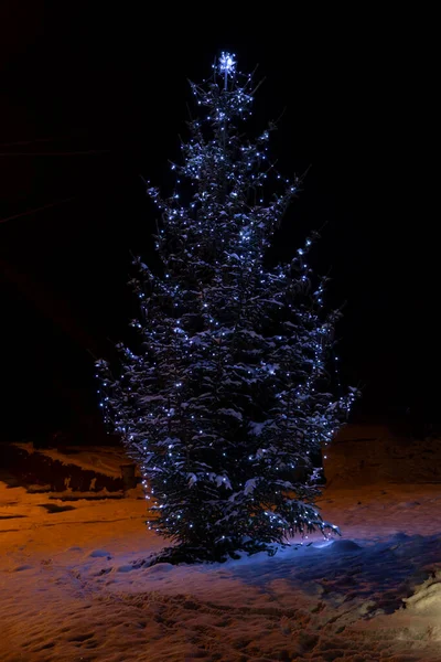 Χριστουγεννιάτικη Διακόσμηση Εξωτερικούς Χώρους Καλυμμένη Χιόνι — Φωτογραφία Αρχείου