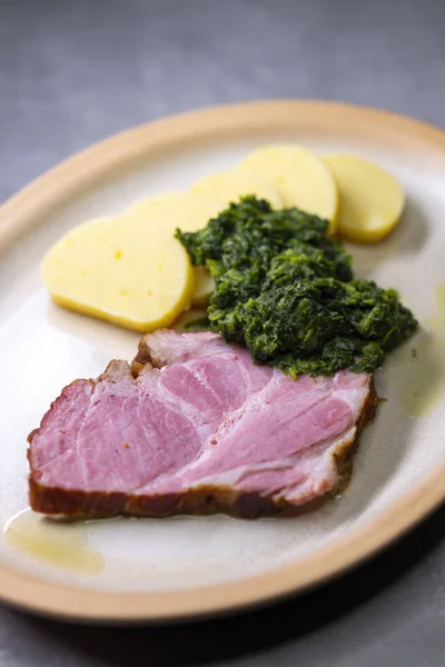 Gerookt Vlees Met Spinazie Aardappelknoedels — Stockfoto