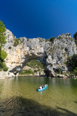Pont d 'Arc, Ardeche nehri üzerindeki taş kemer, Auvergne-Rhone-Alpes, Fransa
