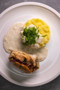 Hindi dürümü ıspanak ve patates püresi ve krema sosuyla servis edilmiş jambon ile dolu.