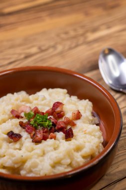 Slovakya halısı koyun peyniri ve kızarmış pastırmayla servis edilir.