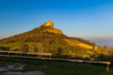 Üzüm bağı olan Solutre Kayası, Burgundy, Solutre-Pouilly, Fransa