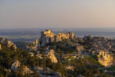 Ortaçağ şatosu ve köyü, Les Baux-de-Provence, Alpilles dağları, Provence, Fransa
