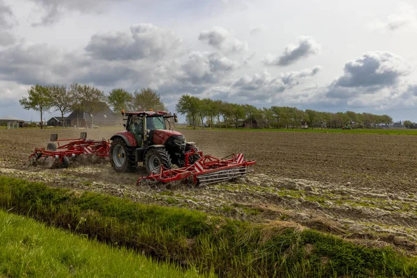 畑での春の作業中のトラクター — ストック写真