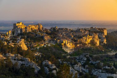 Ortaçağ şatosu ve köyü, Les Baux-de-Provence, Alpilles dağları, Provence, Fransa