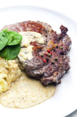 Soslu biftek, patates püresi ve ıspanak yaprağı.