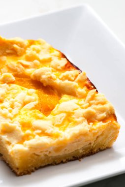 Beyaz tabakta kayısılı kek.