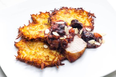 Krep ile servis edilen bademli tatlı soslu et.