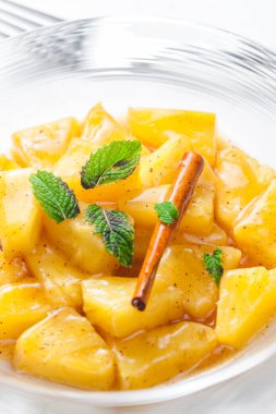 Tarçınlı ve naneli ananas kompostosu