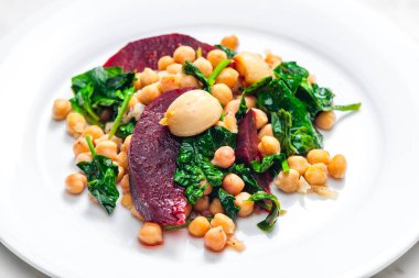 Kırmızı pancar, ıspanak ve nohut salatası.