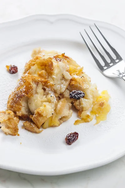 Dessert Genaamd Zemlovka Gemaakt Van Broodjes Met Rozijnen — Stockfoto