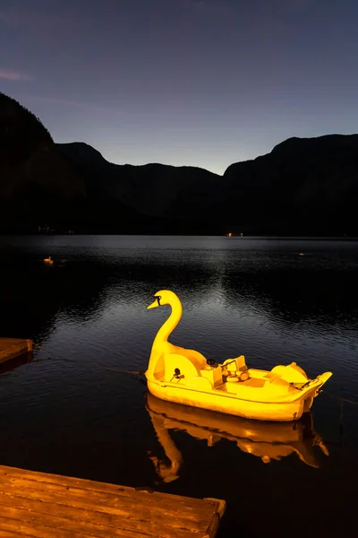 在奥地利哈尔斯塔特看到一只天鹅似的小船 — 图库照片