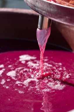 Şarap baskısından kırmızı şarap yapmak