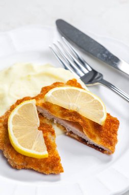 Dana şnitzel ve patates püresi.