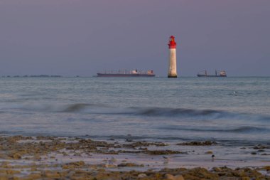 Ile de Re yakınlarındaki Phare de Chauvea gemileriyle La Rochelle, Pays de la Loire, Fransa