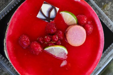 Kurabiyeli reçelli kek.